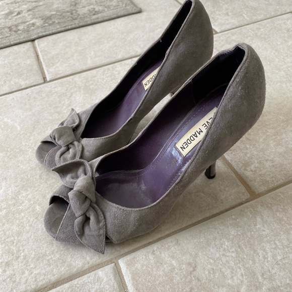Open toe suede heel with bow on front. Barely worn. - Picture 2 of 3